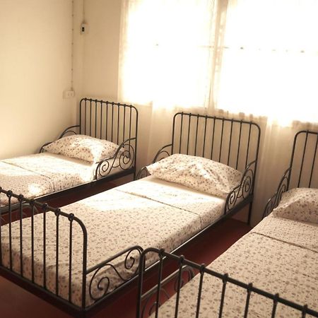 Tiger Lily Hostel バンコク都 エクステリア 写真