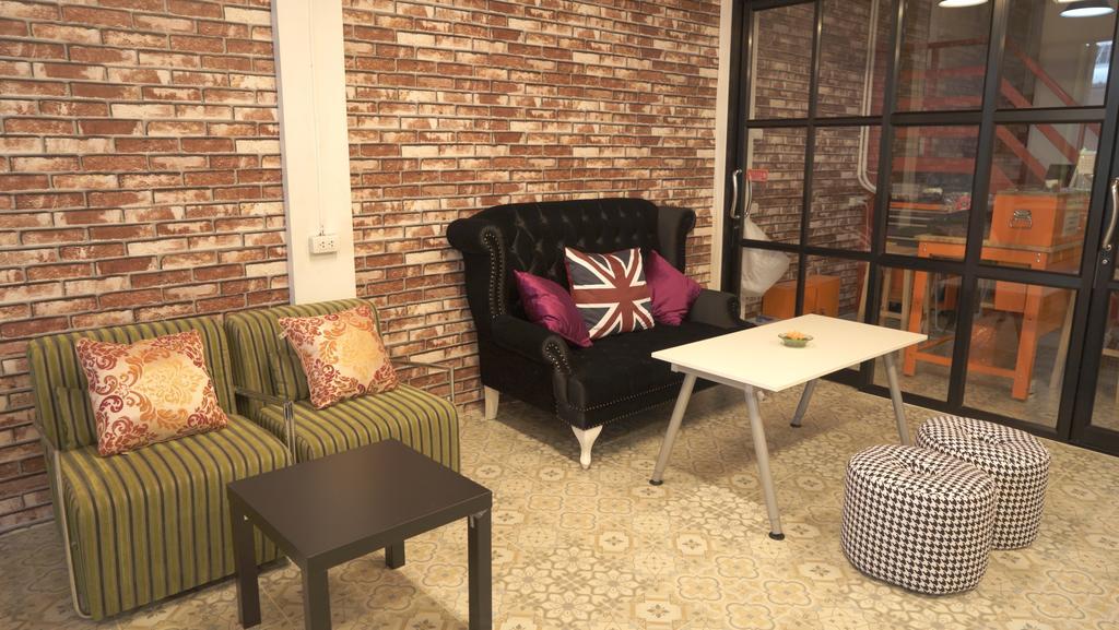 Tiger Lily Hostel バンコク都 エクステリア 写真