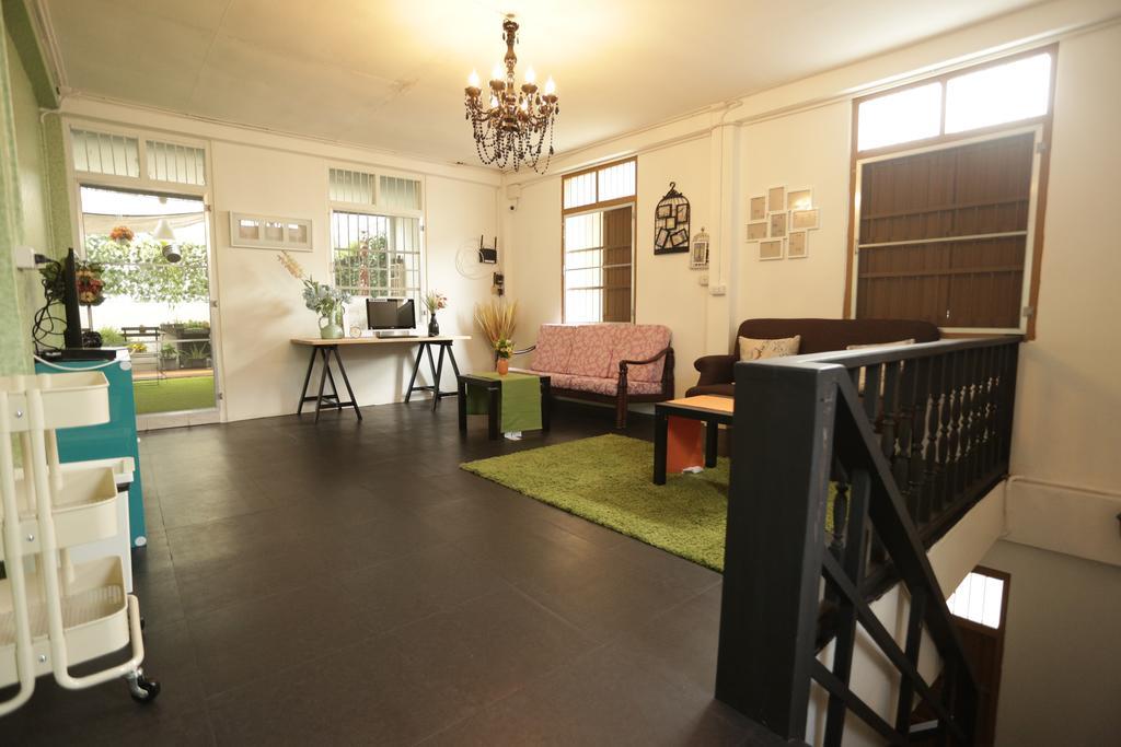 Tiger Lily Hostel バンコク都 エクステリア 写真