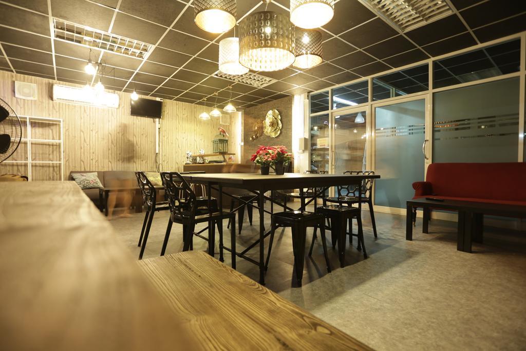 Tiger Lily Hostel バンコク都 エクステリア 写真